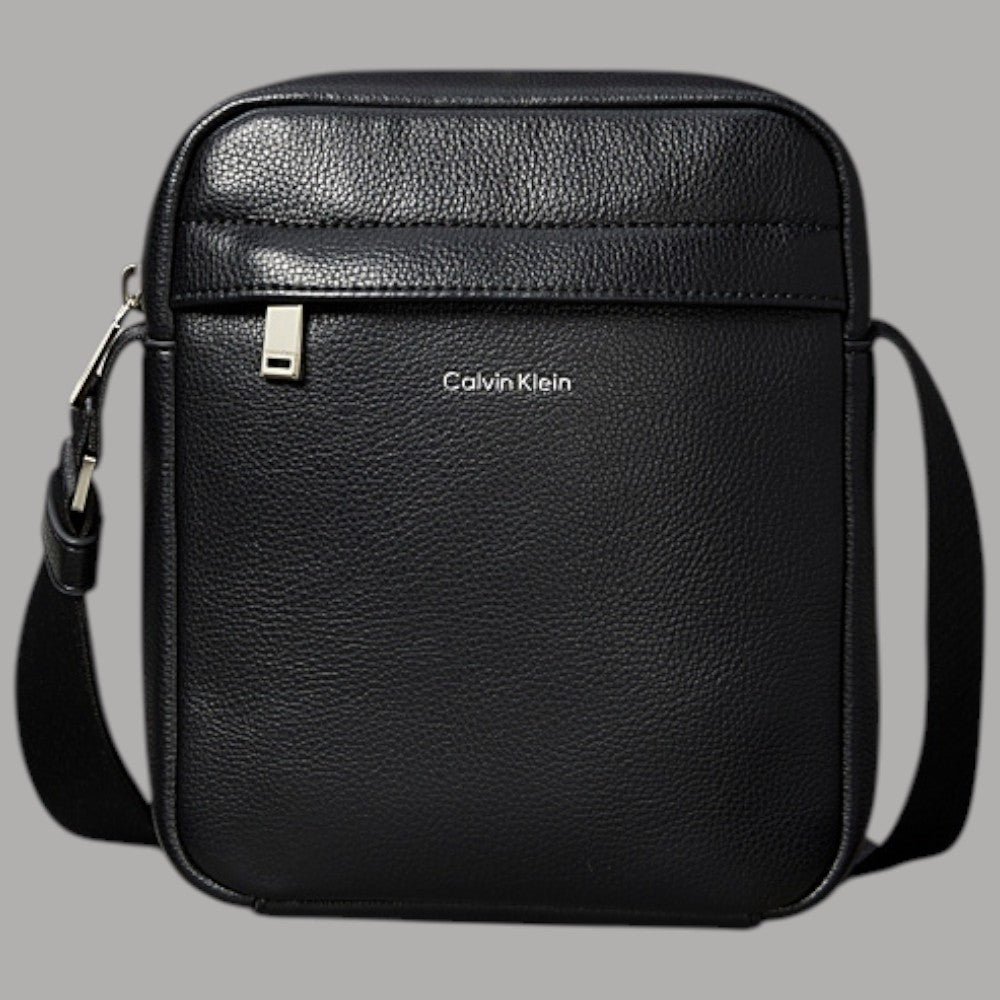 Bosello da uomo Calvin Klein reporter nero con texture in pelle e tracolla