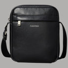 Bosello da uomo Calvin Klein reporter nero con texture in pelle e tracolla