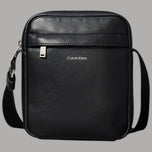 Bosello da uomo Calvin Klein reporter nero con texture in pelle e tracolla