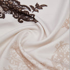 Foulard Liu Jo con dettaglio del tessuto chiaro e stampa ornamentale