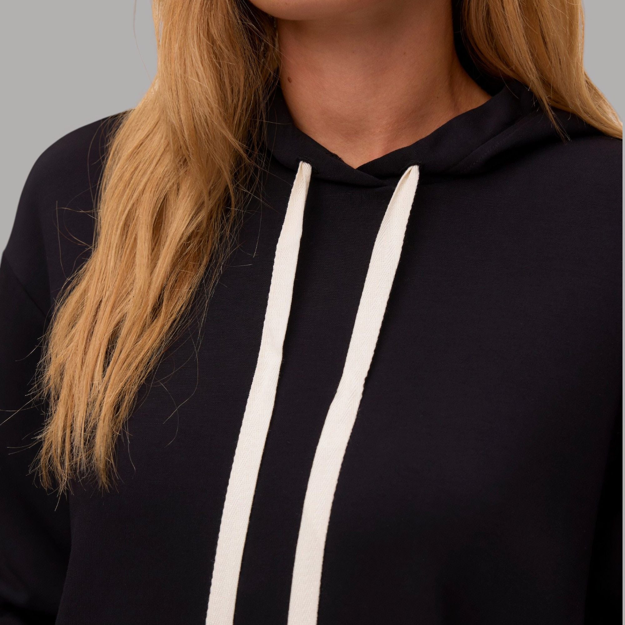 Vero Moda Felpa con cappuccio nera con dettagli bianchi, texture liscia, antevista frontale