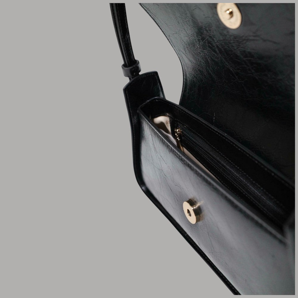 Borsa a spalla Guess con patta e stampa monogramma