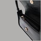 Borsa a spalla Guess con patta e stampa monogramma