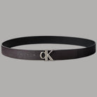Calvin Klein cintura in pelle double-face con logo monogramma, nero, dettaglio logo CK in metallo