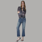 Jeans Liu Jo blu a gamba svasata con strass, indossati a figura intera