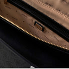 Interno della borsa tote nera Guess con fodera con logo e zip