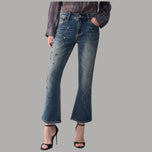 Jeans Liu Jo blu bootcut a vita alta con strass, vista frontale indossata