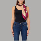 Foulard Liu Jo indossato al collo, con stampa a catene rosa e bordeaux