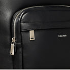 Zaino nero Calvin Klein porta laptop dettaglio logo e chiusura con zip