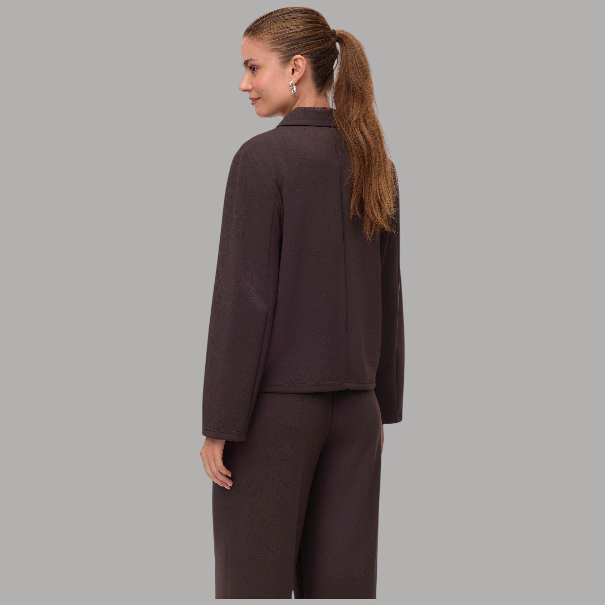 Vero Moda giacca in modal color bordeaux con tasche frontali, dettagli cuciture e texture liscia