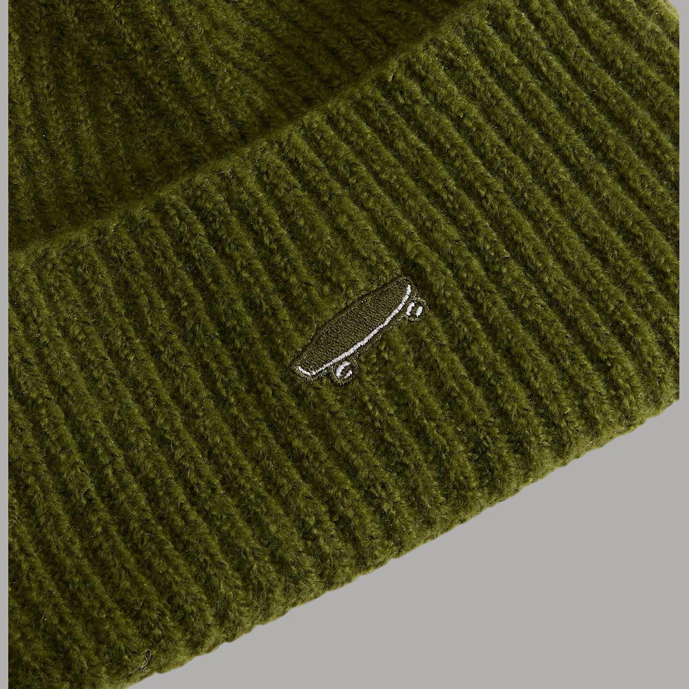 Berretto Vans verde a coste, dettaglio ricamo e patch metallica sul fronte