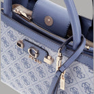 Dettaglio borsa Guess polvere con zip, fibbie metalliche e tracolla in pelle
