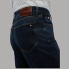 Jeans slim dritti Tommy HilfigerDenton MW0MW43162 blu scuro con cuciture gialle, dettagli logo e tasche posteriori anticate
