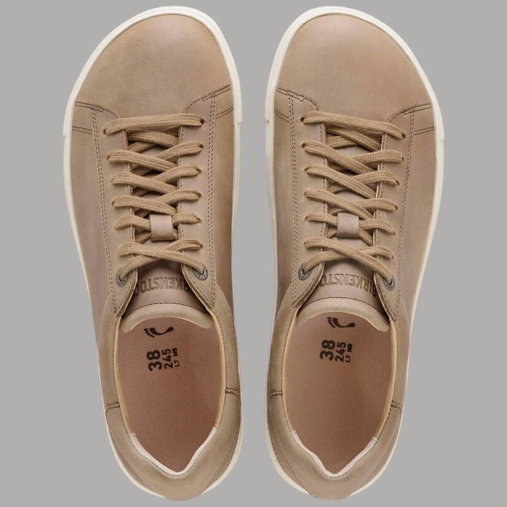 Sneakers in pelle tabacco, vista interna con etichetta e lacci