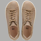 Sneakers in pelle tabacco, vista interna con etichetta e lacci