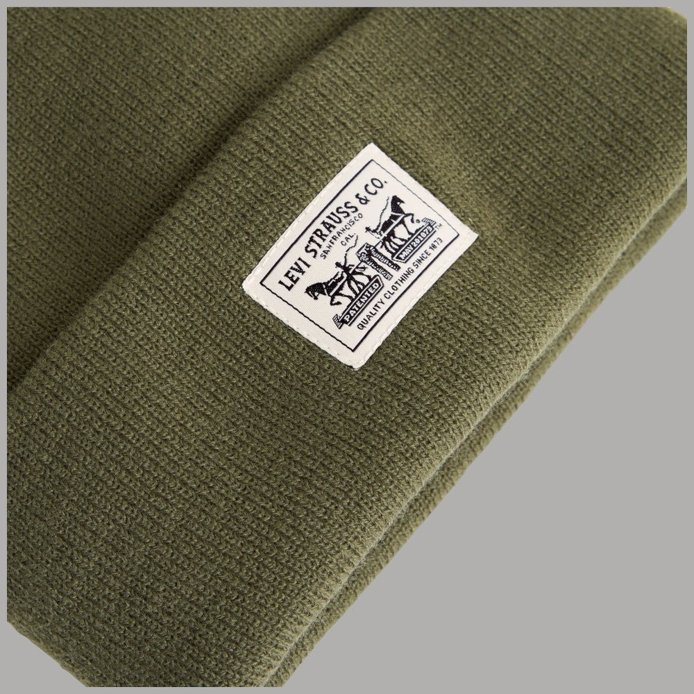 Berretto di maglia verde: etichetta Levi's Two-Horse Pull sul risvolto