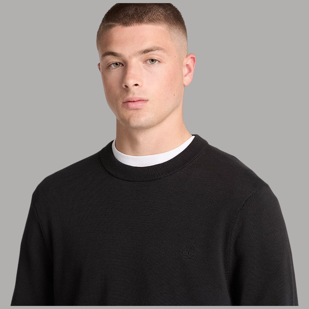 Maglione Timberland nero in cotone biologico, dettaglio del girocollo e del logo ricamato