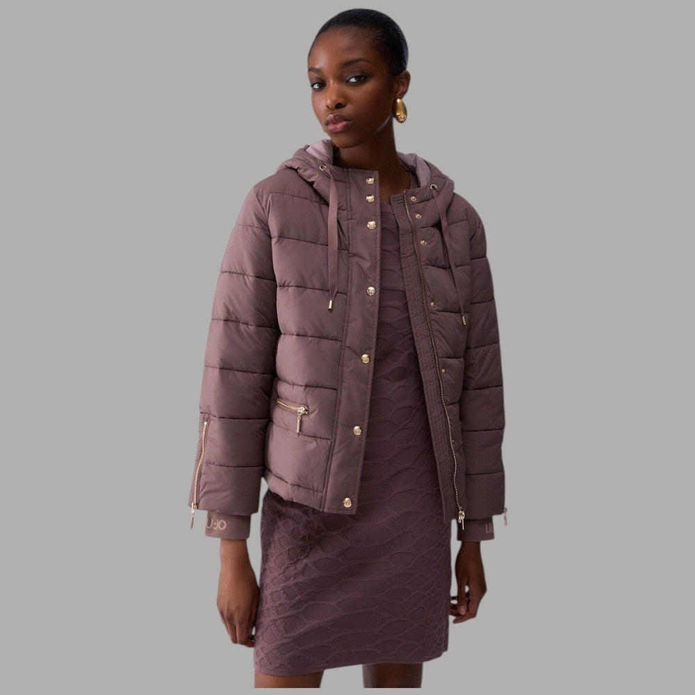Piumino Liu Jo color malva con cappuccio regolabile, chiusura a bottoni e tasche con zip