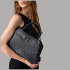 Borsa a mano Guess nera con tracolla regolabile e dettagli metallici