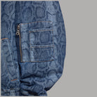 Dettaglio del bomber Liu Jo in denim: tasca applicata e zip sulla manica