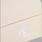 Berretto Calvin Klein light hay a costine con monogramma CK ricamato sul bordo