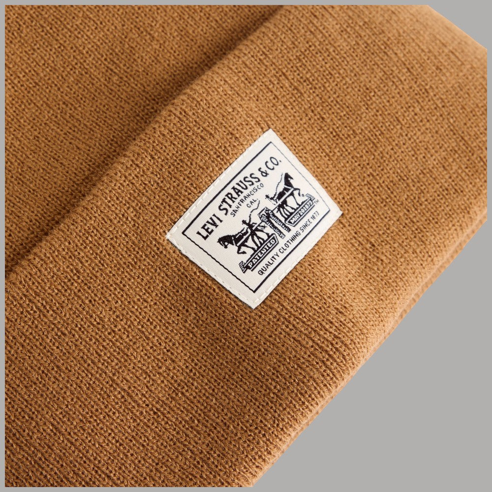 Berretto di maglia marrone chiaro: etichetta Levi's Two-Horse Pull sul risvolto