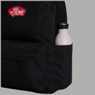 Zaino piccolo Vans Old Skool Grom VN000H56A2T nero con dettaglio patch logo e tasca laterale con bottiglia