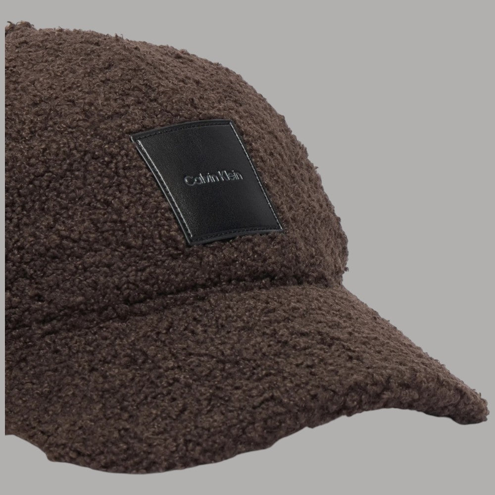 Calvin Klein cappellino donna all-over sherpa marrone con patch logo frontale