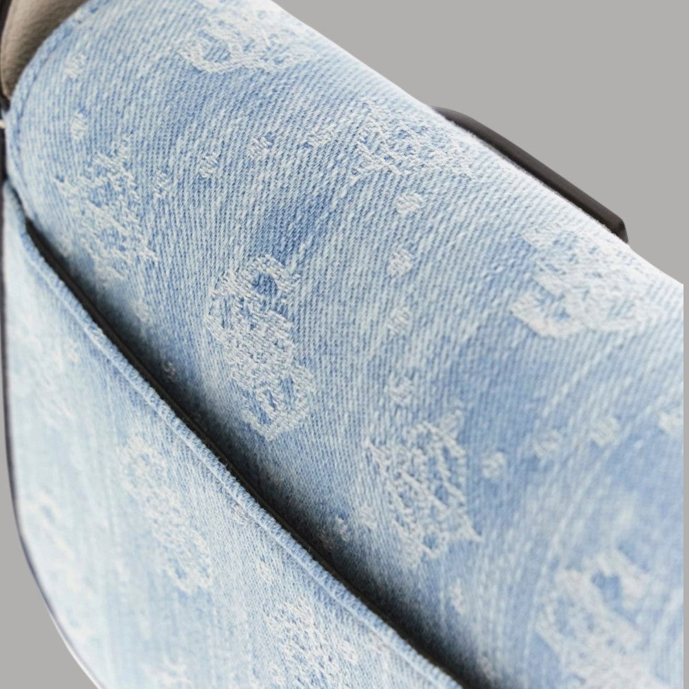 Borsa in denim azzurro con finitura patta e tracolla nera