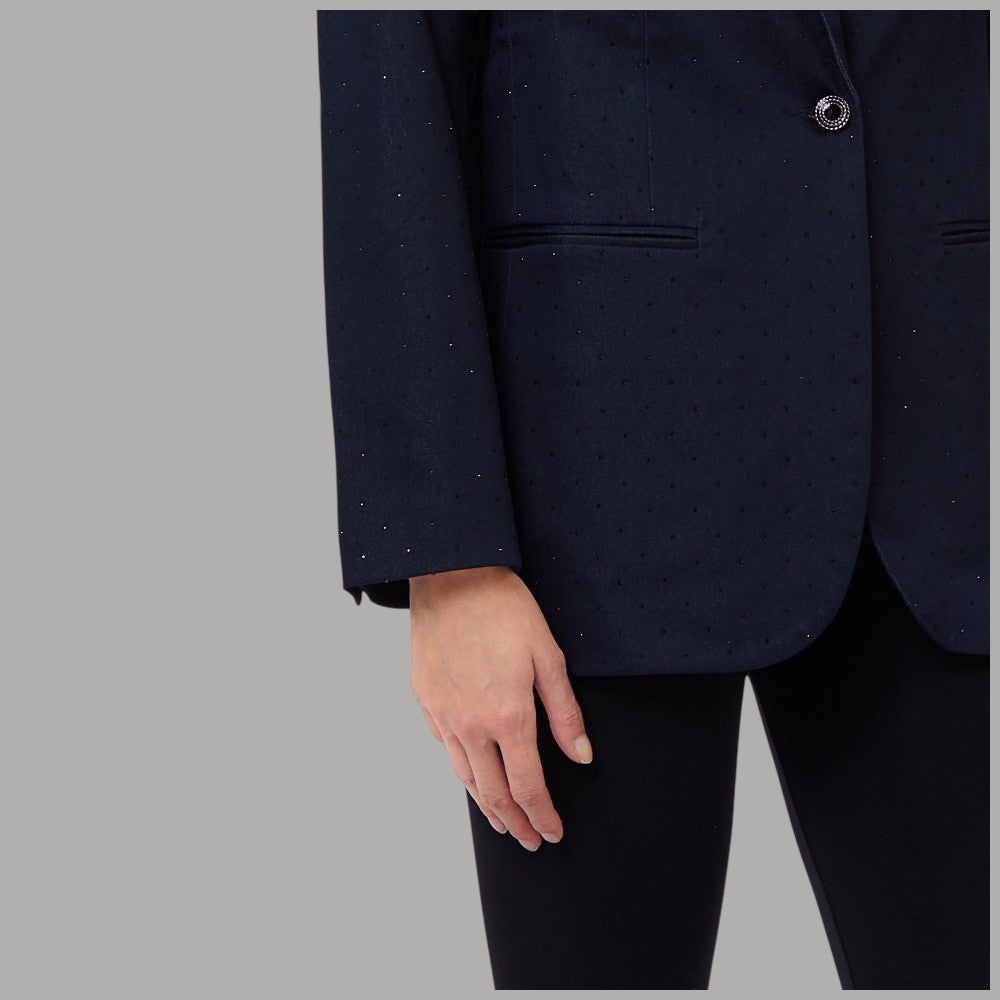 Dettaglio del blazer Liu Jo blu con strass, tasche a filetto e bottone decorato