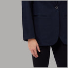 Dettaglio del blazer Liu Jo blu con strass, tasche a filetto e bottone decorato
