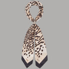 Foulard Liu Jo quadrato beige con stampa leopardata e bordi scuri, annodato con anello