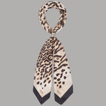 Foulard Liu Jo quadrato beige con stampa leopardata e bordi scuri, annodato con anello