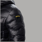 Piumino Blauer Wave scuro, dettaglio della manica trapuntata con logo applicato