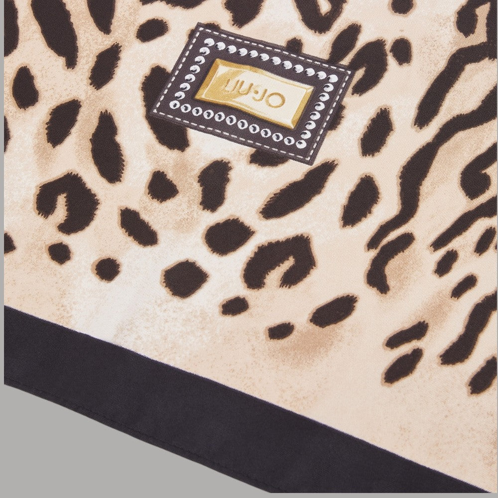 Foulard Liu Jo con dettaglio della stampa leopardata e bordo scuro