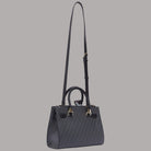 Borsa a mano con manico singolo lungo e motivo monogram, finiture nere