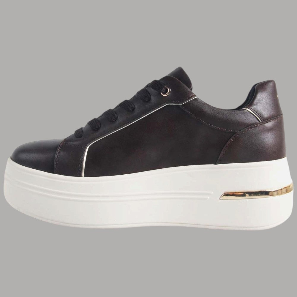 Sneakers da donna marroni con profili bianchi e suola rialzata piatta