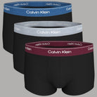 Confezione da tre boxer Calvin Klein neri in cotone elasticizzato, con fasce blu, grigia e bordeaux.