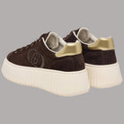 Sneakers Liu Jo Elodie in pelle scamosciata marrone con suola piattaforma dorata e dettaglio logo laterale