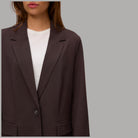 Blazer donna marrone scuro: revers e bottoni frontali, tasche applicate