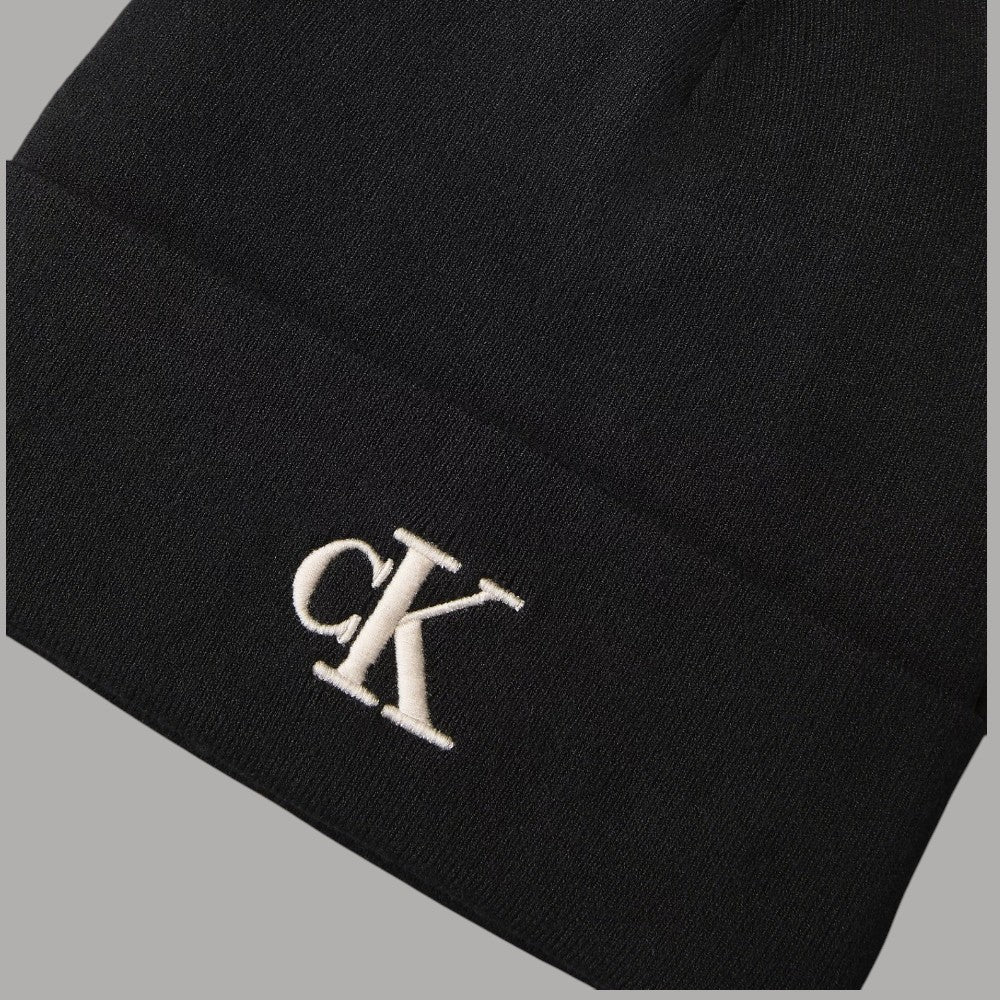 Berretto Calvin Klein nero a costine con monogramma CK ricamato sul bordo
