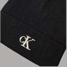 Berretto Calvin Klein nero a costine con monogramma CK ricamato sul bordo