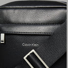 Bosello da uomo Calvin Klein reporter nero con dettagli in tessuto e logo su accessorio
