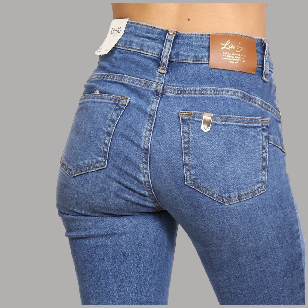 Jeans Liu Jo in denim blu, dettaglio di vita alta, passanti e tasche posteriori