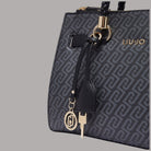 Borsa a mano con charm pendenti e maniglia, motivo monogram e scritta LIUJO