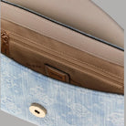 Interno della borsa in pelle con etichetta Guess e zip