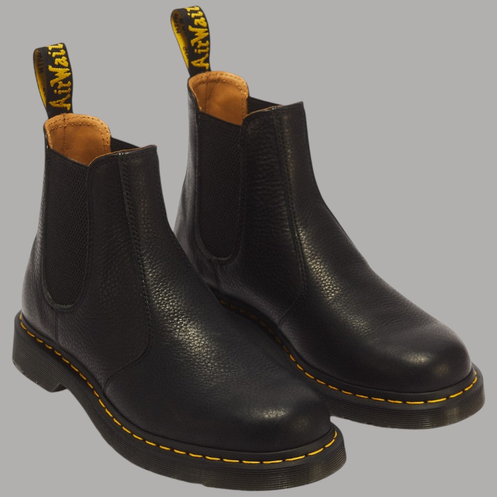 Stivaletti Chelsea Dr Martens 2976 in pelle nera con suola gialla e dettaglio elastico
