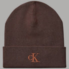 Berretto Calvin Klein a costine marrone con monogramma CK ricamato