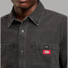 Camicia Dickies in denim nero di cotone, bottoni, colletto e patch sul petto.