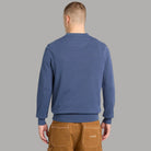 Maglione girocollo blu a maniche lunghe, vista posteriore, senza cappuccio.
